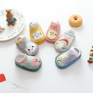 Vente en gros de chaussettes décontractées pour enfants Chaussettes de sol antidérapantes pour garçon avec motif de dessin animé pour la saison d'automne - Product Image 4