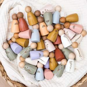 बच्चों मोंटेसरी हाथ से चित्रित इंद्रधनुष लकड़ी के खिलौने उत्कीर्ण समावेशी इंद्रधनुष पेग गुड़िया सेट - Product Image 3