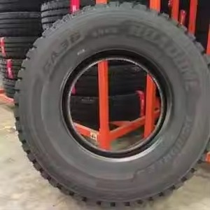 Neumático de camión de caucho natural sin cámara 295/80R22.5 para todas las posiciones o dirección, ideal para largas distancias - Product Image 2