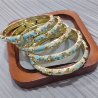 Nouveaux bracelets certifiés pour femmes en alliage grainé gravé, style ethnique vintage, avec détails colorés effet goutte d'huile, placage or 18K et motif floral en relief cloisonné