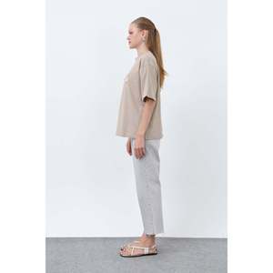 เสื้อยืดผู้หญิงลายเป็ดแบบมินิมอลสวมใส่สบาย เนื้อผ้านุ่ม น้ำหนักเบา สำหรับใส่ทุกวันโดย Soul - สีเบจ - Product Image 3