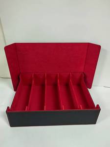 Caja de Cartas de Cuero PU con 4 Filas, Interior Rojo, Gran Capacidad, Estuche de Almacenamiento TCG para Juegos de Cartas - Product Image 3