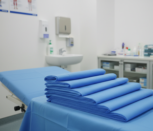 Tela no tejida SSMS premium que ofrece una protección de barrera de filtración superior y transpirabilidad para uso médico e industrial a nivel global. - Product Image 3