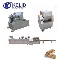 Barre de chocolat faisant la machine pour des couches de nougat ou de caramel