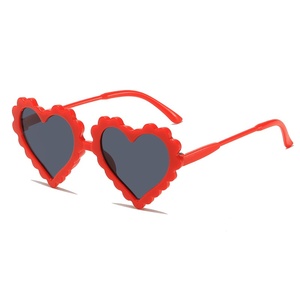 Occhiali da Sole Personalizzati a Forma di Cuore in Plastica, Unisex, Stile Cartoon per Bambini - Product Image 4