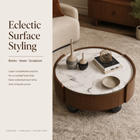 Table basse ronde moderne et éclatante avec surface veinée blanche et corps incurvé en bois foncé pour salon