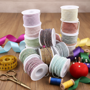 Cadena de diamantes de imitación de malla de vidrio DIY colorida, accesorios de diamantes de imitación sueltos de base plana para coser, decoración de prendas, bolsos y zapatos - Product Image 1