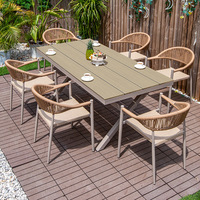 Table de patio moderne en plastique, bois et alliage d'aluminium avec chaises, longue table de salle à manger pour l'extérieur dans la cour