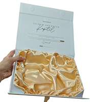 Boîtes Cadeaux Magnétiques Pliantes en Carton Blanc de Luxe pour Emballage de Perruques, avec Ruban de Cheveux en Satin Doré et Doublure en Satin