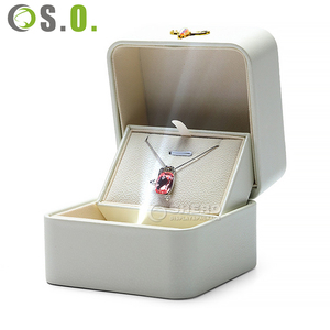 Boîte en carton en cuir PU personnalisée blanche et rose avec logo pour bague, pendentif, bracelet, collier, boîtes à bijoux - Product Image 2