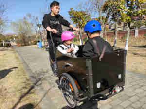 <span class=keywords><strong>Vélo</strong></span> cargo électrique à 3 roues à vente chaude en Europe avec boîte en bois à l'avant, 4 sièges pour enfants, <span class=keywords><strong>vélo</strong></span> familial <span class=keywords><strong>hollandais</strong></span> pour la ville - Product Image 3