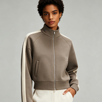 Veste de survêtement LTD-H1133 couleur taupe avec blocs de couleur, manches ivoire à rayures, col montant, fermeture éclair bidirectionnelle, coupe décontractée, fournisseur de marque privée