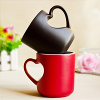 Vente en gros de tasses de Saint-Valentin personnalisées tasses à café en céramique à changement de couleur vierge en forme de coeur de 11oz avec logo personnalisé