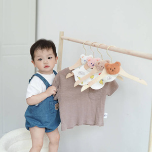 Cintres en bois massif motif ours avec crochet pivotant chromé et encoches découpées avec précision pour chemises, vestes et robes de bébé - Style naturel pour le salon - Product Image 2