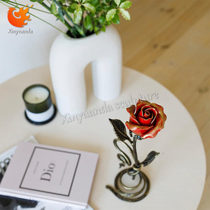 Lâu Dài Màu Đỏ Hoa Hồng Kim Loại Đứng Điêu Khắc Tay Giả Mạo Hoa Thép Bức Tượng Cho Trang Trí Nội Thất Ngoài Trời Vườn Sơn Kỹ Thuật - Product Image 3