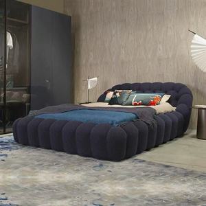 Cama King-Size Moderna Italiana Tapizada, Diseño Único de Espuma de Alta Densidad con Burbujas, Tela de Terciopelo Suave, Madera para Dormitorio - Product Image 6