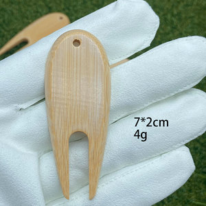 Fourche de réparation de divots de golf en bambou couleur bois naturel, marqueur de balle et outil de réparation de divots pour putting green - Product Image 2