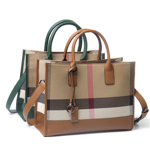 Borsa da Viaggio da Donna di Alta Qualità di Marca Originale in Vera Pelle e Tela di Lusso con Chiusura a Cerniera - Product Image 2