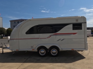 Remolque <span class=keywords><strong>de</strong></span> Viaje <span class=keywords><strong>de</strong></span> Lujo <span class=keywords><strong>de</strong></span> 6.9m, RV Camper con Chasis AL-KO, Muebles <span class=keywords><strong>de</strong></span> Aluminio sin Madera, Frenos Eléctricos, Diseño Moderno <span class=keywords><strong>para</strong></span> 2-4 Personas - Product Image 4