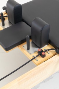 Reformer Pilates haut de gamme personnalisé <span class=keywords><strong>avec</strong></span> <span class=keywords><strong>lit</strong></span> en hêtre, équipement de gym polyvalent pour la maison, idéal pour le yoga, la perte de poids et le remodelage corporel - Product Image 3