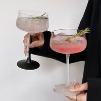 Verre à pied en cristal rose de style français moderne et minimaliste, de haute qualité, pour usage domestique, conçu pour les femmes ; parfait pour les boissons légèrement alcoolisées