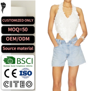 Conjunto de dos piezas de tela con lentejuelas grandes blancas para mujer, <span class=keywords><strong>top</strong></span> corto halter con espalda descubierta y diseño de <span class=keywords><strong>pañuelo</strong></span>, y shorts de mezclilla deshilachada de lavado claro. - Product Image 1