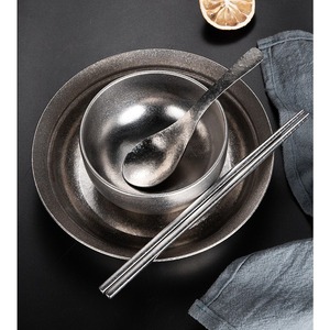 Service de table rond en métal minimaliste, finition givrée, durable, compatible lave-vaisselle, OEM disponible, vente en gros usine - Product Image 3