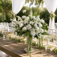 Centre de table de mariage blanc de luxe avec boule de fleurs et verdure pour la décoration de mariage