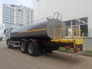 Camion-citerne à eau Howo 6x4 de 20 000 litres, diesel, norme Euro 3, Poids total autorisé en charge (PTAC) de 18 000 kg, pour arrosage et pulvérisation - Product Image 5