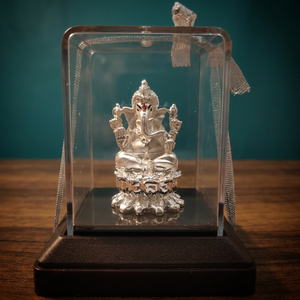 Idole artisanale en argent du Dieu Ganesh dans une boîte en verre transparent pour la décoration de la maison, du temple, de la salle de pujas, des anniversaires, des mariages et des fêtes - Product Image 1