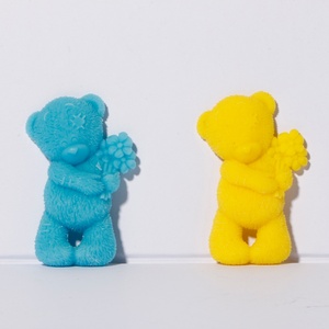 Molde de Silicona para Velas con Diseño de Oso Abrazando una Flor TangChu - Kit para Hacer Velas 3D con Oso Sosteniendo un Ramo, para Regalos Románticos - Product Image 1