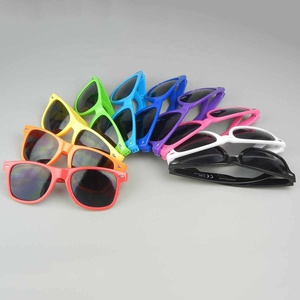 Óculos de Sol Personalizados para Homens e Mulheres com Lentes de PC e Impressão de Logo Personalizada <span class=keywords><strong>2026</strong></span> - Product Image 2