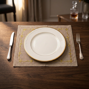 Set de table en lin de qualité supérieure avec bordure brodée en fleur-de-lis dorée |   Nappe de table élégante couleur taupe - Product Image 2