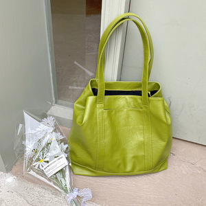 Bolso Tote Grande de PU Suave Color Verde Aguacate con Bolsillo con Cremallera para Viajes y Desplazamientos - Product Image 1