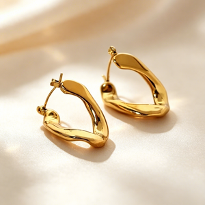 ต่างหูห่วงสแตนเลสชุบทองรูปทรงอิสระแบบออร์แกนิก ต่างหูห่วงเปิดแบบบิดเกลียวสำหรับผู้หญิง เครื่องประดับแฟชั่นแบบ OEM สั่งทำได้ - Product Image 1