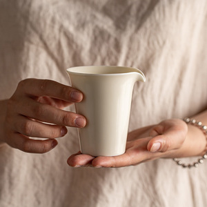 Taza de Té de Cerámica Hecha a Mano con Forma Recta, Taza Justa para Servir Té Kung Fu, Taza Japonesa para Preparar Té - Product Image 4