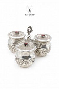Juego de Porta Kumkum Chawal de Plata de Ley 925 con Tres Tazones y Soporte, Accesorio Tradicional Indio para Pooja Hecho a Mano - Product Image 3