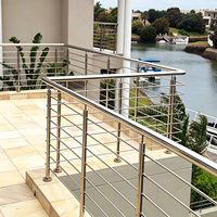Rampe en PVC de conception contemporaine pour l'extérieur, pour escaliers, jardins, hôtels, centres commerciaux - Installation facile, résistant à la rouille, faible coût
