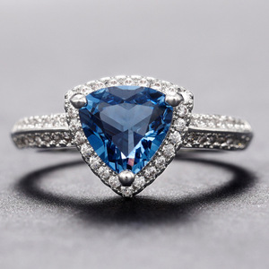 Anello Nuziale a Triangolo Massiccio per Donne, Gioiello da Dito Elegante e di Lusso - Product Image 4
