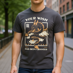 T-shirt 'Il tuo desiderio è stato soddisfatto' grigio scuro con design drago dal 1984, unisex, girocollo, manica corta, abbigliamento promozionale - Product Image 2