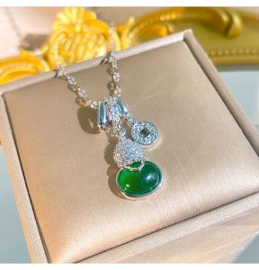 Collier en acier inoxydable étanche avec chaîne en titane et pendentif gourde verte en calcédoine chinoise - Product Image 3