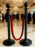 Poteau de guidage noir mat avec corde en velours rouge et base évasée pour la gestion de foule