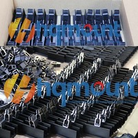 Système de fixation de panneaux solaires sur toiture à fixation rapide par pince centrale pour tuiles