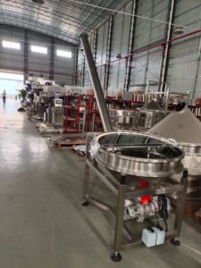 Convoyeur à vis sans fin horizontal pour le transfert de poudre métallique en vrac pour l'industrie automobile avec trémie - Product Image 3