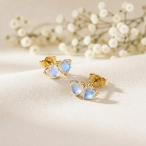Boucles d'oreilles clous en pierre de lune arc-en-ciel en forme de cœur, finition dorée, avec pierre précieuse naturelle en forme de cœur, bijoux minimalistes, délicats et élégants - Product Image 3