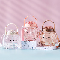 Grande tasse d'eau en PP d'une capacité de 2,2 L avec paille, bouteille d'eau portable pour enfants pour les verres de fête.