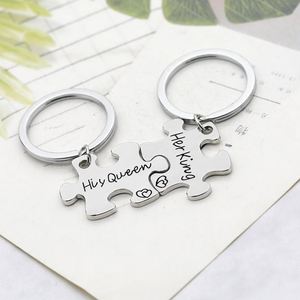 Logotipo personalizado Letras Su Rey Su Reina Moda Parejas Mujeres Hombres <span class=keywords><strong>Novio</strong></span> Día de San Valentín Él y ella Rompecabezas Llaveros de metal - Product Image 3