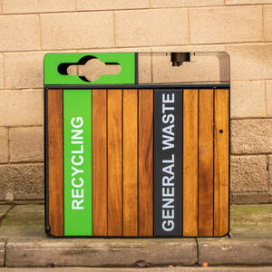 Contenedor Doble <span class=keywords><strong>para</strong></span> Basura y Reciclaje Contour con Base <span class=keywords><strong>de</strong></span> Acero Galvanizado y Pintura con Aspecto <span class=keywords><strong>de</strong></span> <span class=keywords><strong>Madera</strong></span> <span class=keywords><strong>para</strong></span> Mayor Durabilidad - Product Image 3