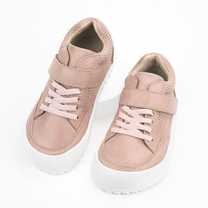 Vente en gros de chaussures de sport décontractées pour garçons et filles Semelle extérieure en cuir véritable Design tendance pour l'extérieur en hiver et au printemps - Product Image 1