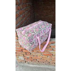 Bolsa de Viaje Acolchada de Algodón, Hecha a Mano, Elegante, Ligera, Duradera, con Estampado Tradicional, Perfecta para Viajes de Fin de Semana - Product Image 3